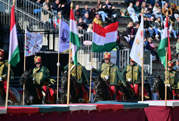 Ünnepélyes megnyitóval és eskütétellel elkezdődött a Nemzeti Vágta Szilvásváradon