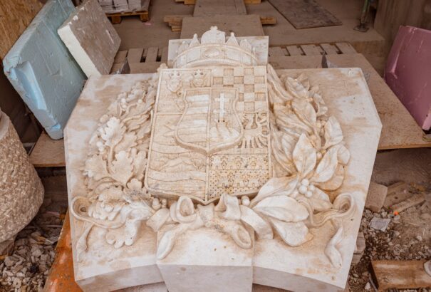 Budai Várnegyed: Helyére került a történelmi Magyarország címere