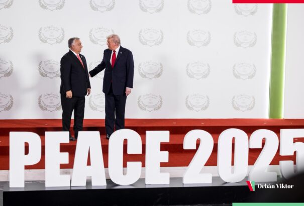 Trump a békecsúcs kellős közepén, az egész világ előtt dicsérte agyon Orbán Viktort
