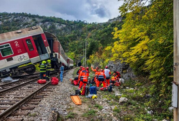 Két gyorsvonat ütközött Rozsnyó közelében, legalább 100 ember megsérült