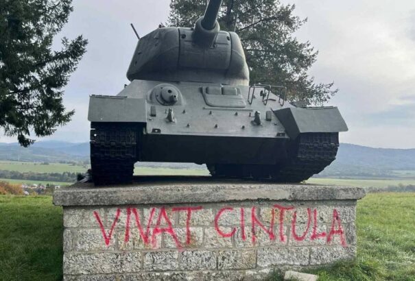 „Éljen Cintula” – vandálok rongálták meg az SZNF emlékművét