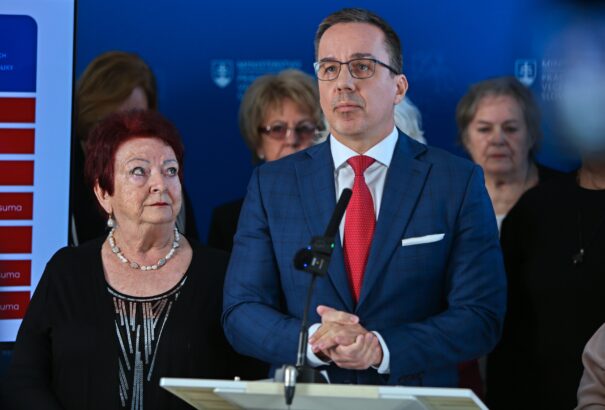 Nyugdíjemelés 2026-ban: több pénz jön a számlára, de évekre befagyasztják a 13. nyugdíjat