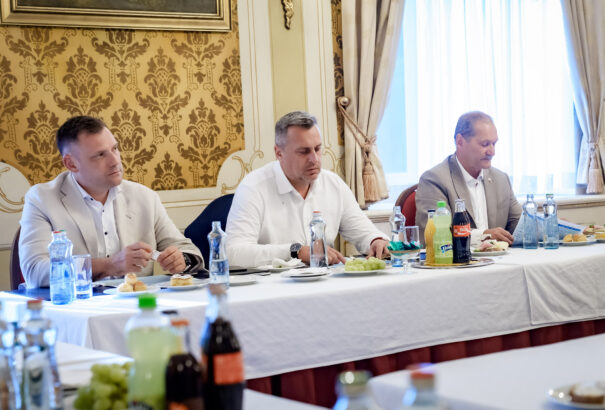 Az SNS mentesítené a vállalkozókat a társadalombiztosítási és egészségügyi járulékok alól