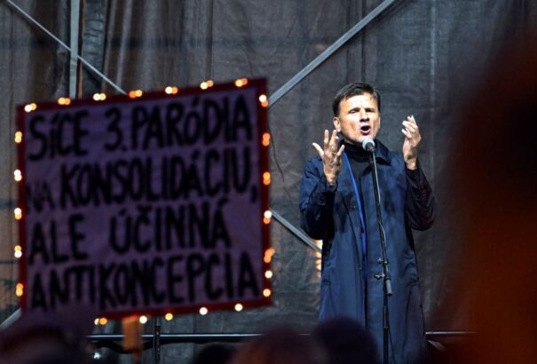 Az SaS Simon Zsolttal kampányol a magyarlakta régiókban. Ha bejutnak, államtitkár lehet