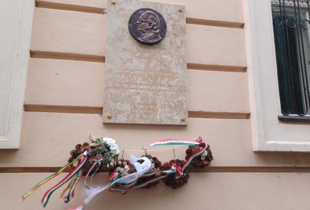 Szénássy Zoltán tanár úr szellemisége kőbe vésve is tovább él Komáromban