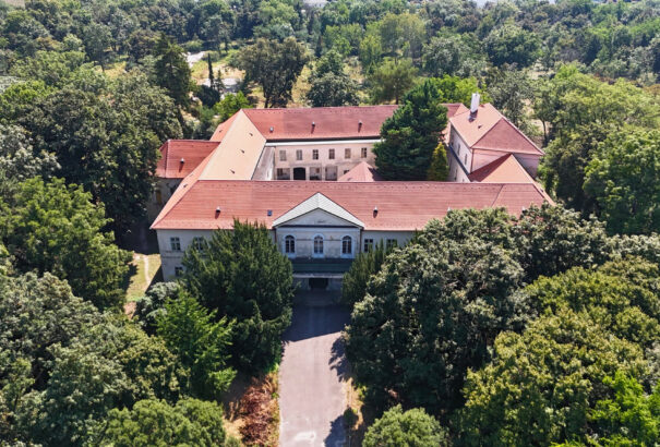 Újjászületik az éberhárdi történelmi kastélypark – a megye befejezte a felújítás első szakaszát