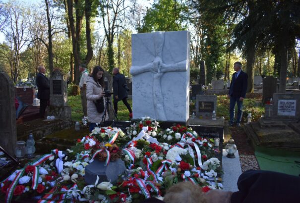 Mede Géza: Fejhajtás Duray Miklós síremléke előtt Losoncon