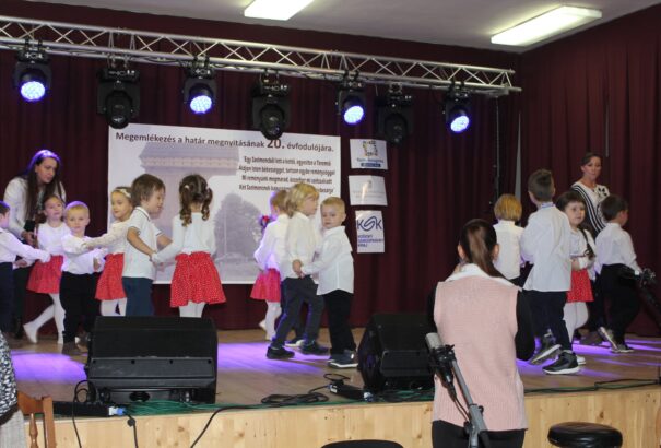 „Két Szelmencnek kapuszárnya, falvainkat egybezárja” – A határnyitás huszadik évfordulójára