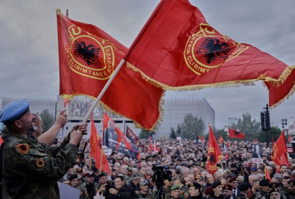 Hősök vagy háborús bűnösök? Ezrek tüntettek a hágai törvényszék elé kerülő albán parancsnokokért
