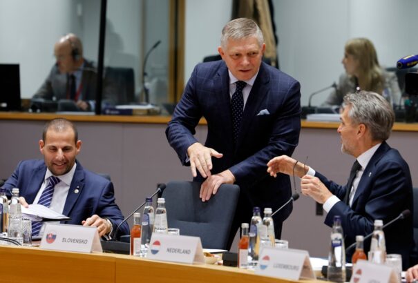 Fico: Szlovákia soha nem garantál katonai hitelt Ukrajnának