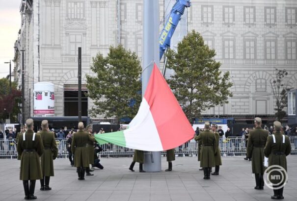 Október 23. – Felvonták a nemzeti lobogót az Országház előtt