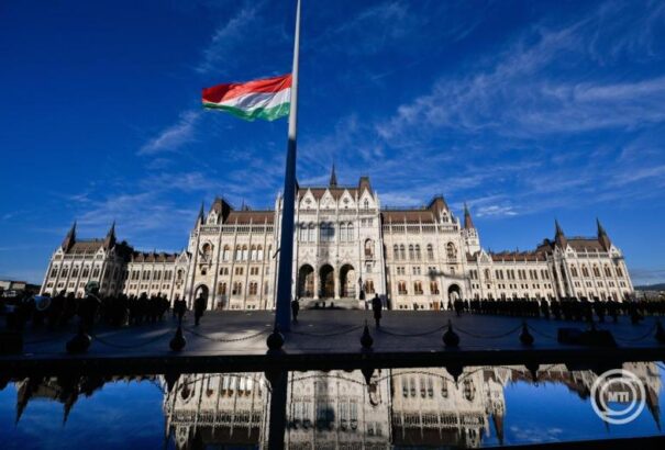 Felvonták, majd félárbócra engedték a nemzeti lobogót az aradi vértanúk emléknapján az Országház előtt