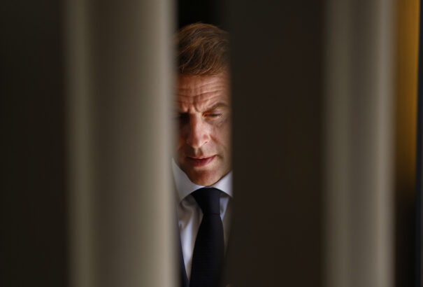 Macron elutasította a lemondásra irányuló felhívásokat: „A stabilitást biztosítom”