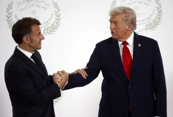 Fagyos kézfogás és szópárbaj: Trump és Macron most nem épp a legjobb barátok