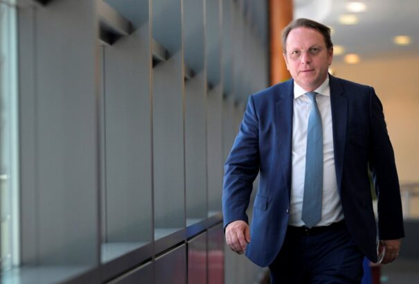 Várhelyi Olivér lemondatását követelik a baloldali EP-képviselők