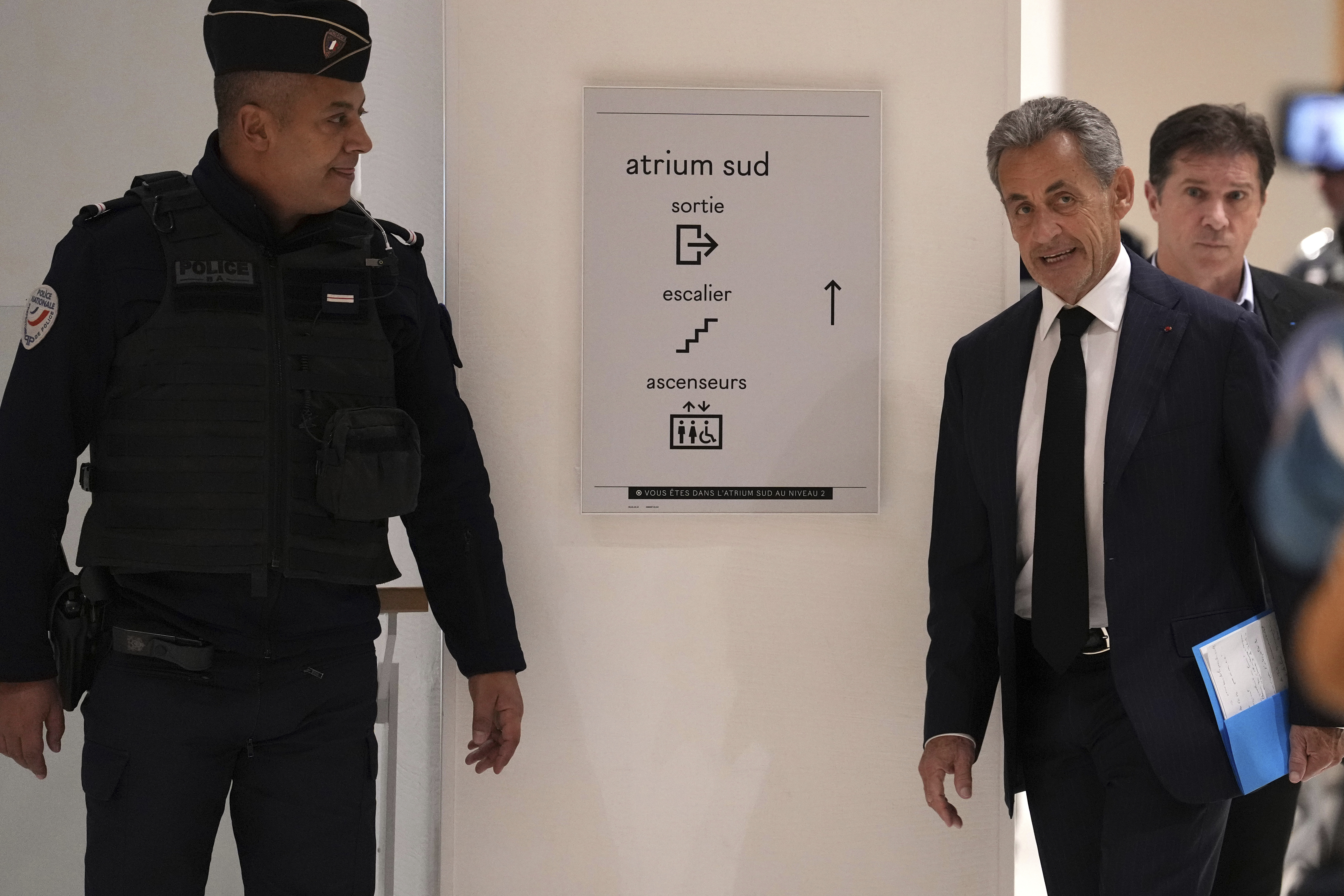 Sarkozy első éjszakája a börtönben: halálos fenyegetések érték a volt francia elnököt