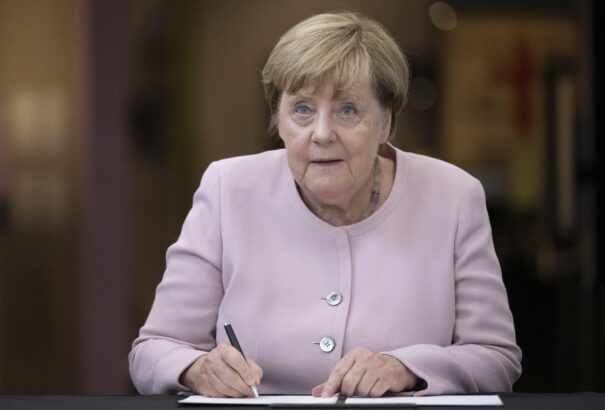 Merkel: Az ukrajnai háború Putyin COVID-19-től való félelmének a következménye