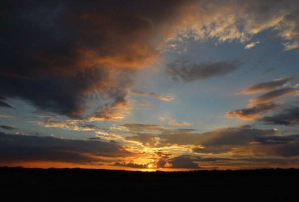 Délutánra felszakadozik a felhőzet, feltámad a szél