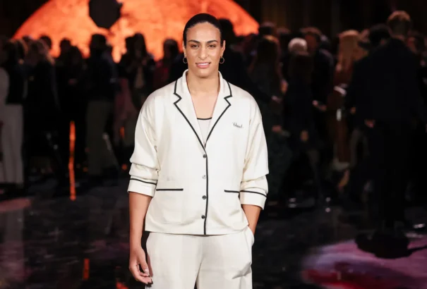 A párizsi divathéten bukkant fel Imane Khelif, a vitatott nemű bokszoló