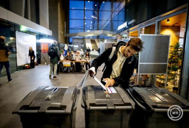 Meglepetés jöhet Hollandiában: Az exit pollok szerint a D66 nyerhette meg az előrehozott választásokat