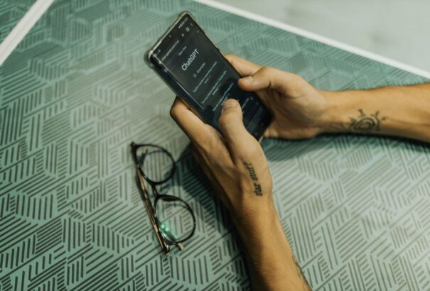 A mesterséges intelligencia felforgatja az internetet: a tartalomkészítők a túlélésért küzdenek