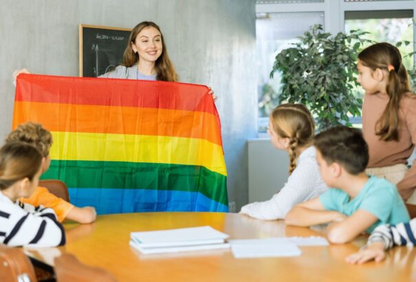 Őrület! Jön az „egészségügyi nevelés” a lengyel iskolákba – a genderről, meg a Barbie-val játszó fiúkról szól majd