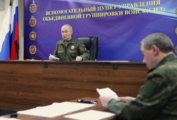 Putyin a fronton: Geraszimov jelentése szerint az orosz hadsereg bekerítette Pokrovszkot