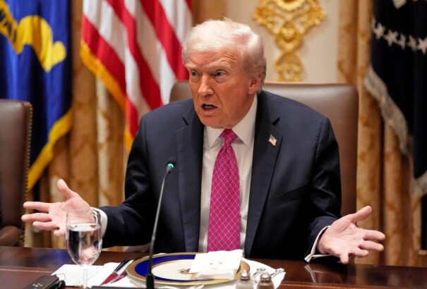 Hoppá, kicsúszott: Élő adásban káromkodta el magát Donald Trump