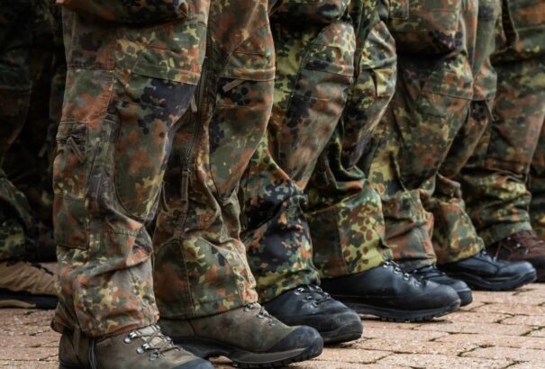 Akár sorsolással is sorkatonát fognának Németországban