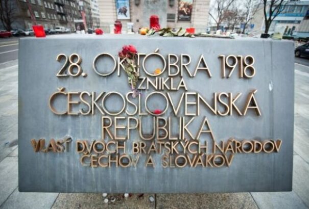 A csehek Csehszlovákia megalakulását ünneplik