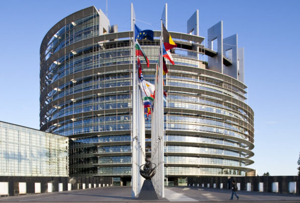 Csípd fülön az EP-képviselődet! Új weboldal leplezi le, ki jár be dolgozni és ki nem