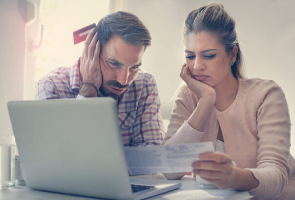 A konszolidáció miatt jövőre egy kétgyermekes család 700 eurót, egy gyermektelen pár pedig 300 eurót veszít