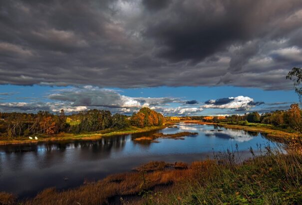 Hidegfront vonul át Szlovákián, délután felszakadozik a felhőzet
