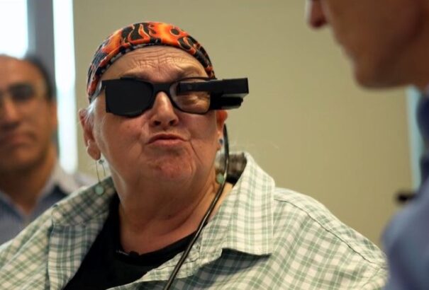 Csodát tettek a brit orvosok: új implantátum adta vissza a látást a vakoknak