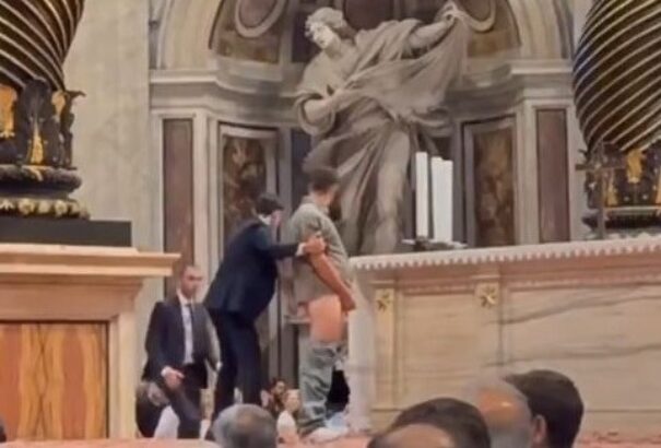 Botrány a Szent Péter-bazilikában: Egy férfi a főoltárnál könnyített magán – a pápa is megdöbbent (Videóval)