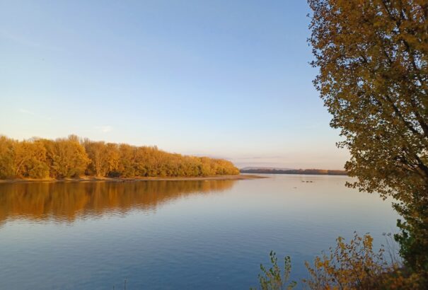 Aranyló ősz a Vág folyó mentén