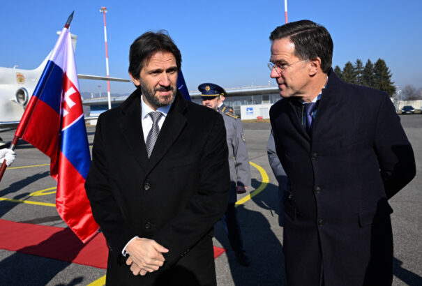 Pozsonyba érkezik a NATO főtitkára