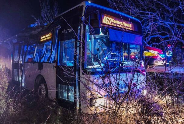 Fának ütközött egy busz Kassa-környékén, többen megsérültek