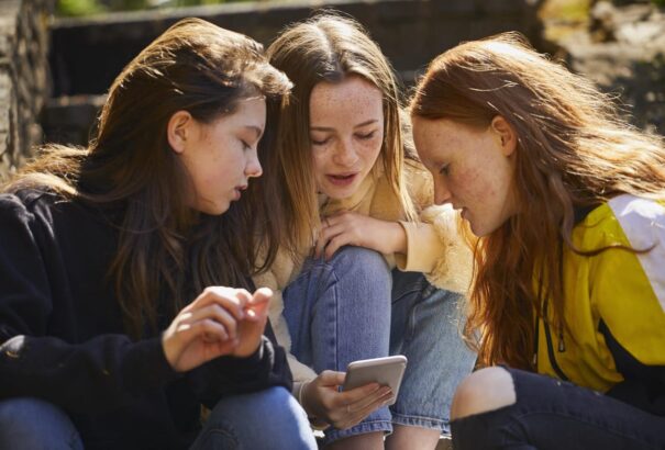 A „brainrot” szorongást okozhat és csökkentheti a kritikai gondolkodást: a tinik gyors videókkal kapcsolják ki az agyukat