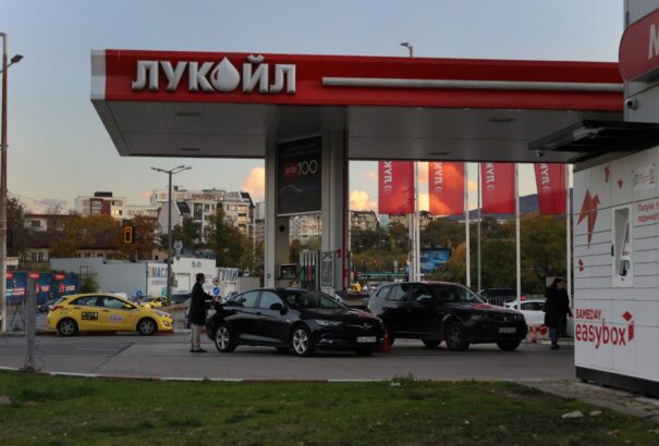 Tömeges kiárusításba kezd a Lukoil, az is kiderült, ki jár jól az amerikai szankciókkal kikényszerített eladáson