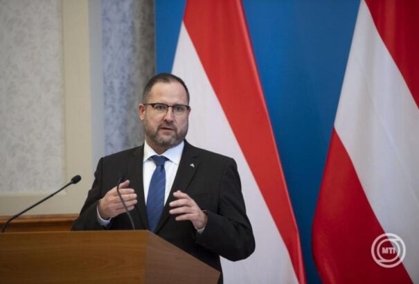 Az osztrák Szabadságpárt a bécsi parlamentben kívánja tisztázni a Tisza Párt és a liberális NEOS feltételezett kapcsolatait