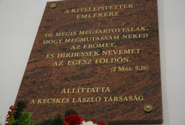 „Mégis megtartottalak” – Ökumenikus istentisztelettel és táblaavatással emlékeztek meg Csicsón a kitelepítettek tragédiájáról