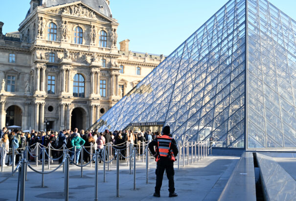 Nem bonyolították túl a kirabolt Louvre biztonsági rendszerének jelszavát: a „Louvre” szó volt a belépőkód