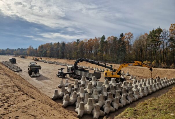 Lengyelország felgyorsítja a „Keleti Pajzs” nevű védelmi vonal kiépítését