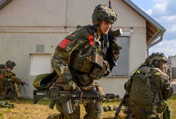 Németország: Ha kevés az önkéntes, sorsolással dönthetnek a kötelező katonai szolgálatról