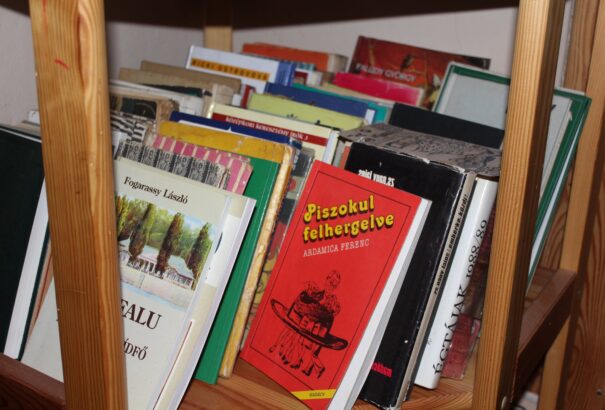 Tóth Ferenc: Értelmezni absztrakt jeleket – „Kezdetben vala az Ige…„