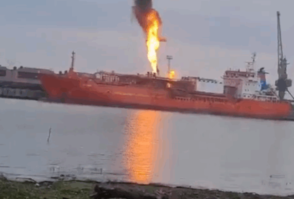 Cseppfolyósított gázzal teli tartályhajó ég a Dunán, bármikor felrobbanhat