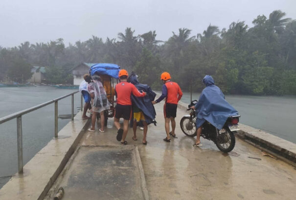 Szupertájfun csap le a Fülöp-szigetekre: közel egymillió ember menekül az ítéletidő elől