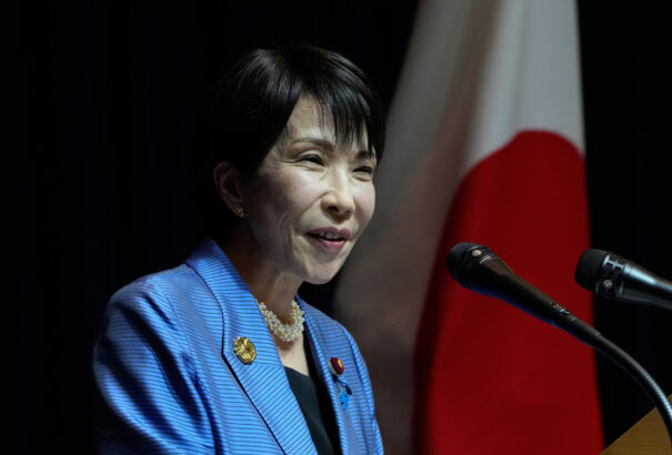 A japán miniszterelnök visszatéríti fizetésének 30 százalékát, holott már most is kevesebbet keres Ficónál