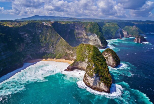 Bali leállította a kínai üvegliftet – a „T-Rex sziklát” tönkretette volna a turistaparadicsom ostoba ötlete